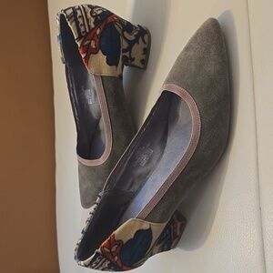 Lori  Goldstein Chic Green Suede Heels with Artistic Pattern, 8.5 (39), Preowned